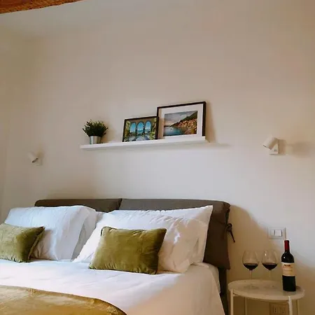 Foscolo 9 - Breakfast 3* Como